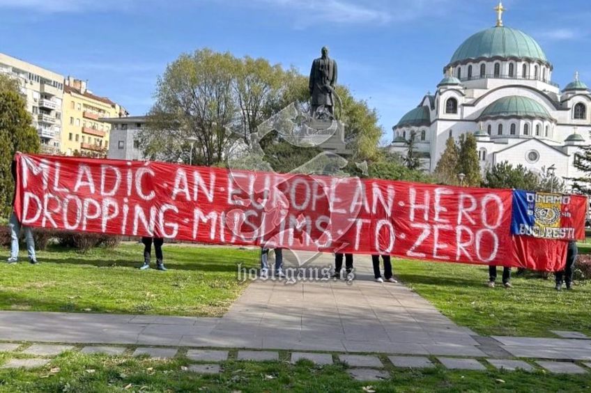 Pe banner ar fi apărut mesajul „Mladic erou european, i-a redus pe musulmani la zero”.