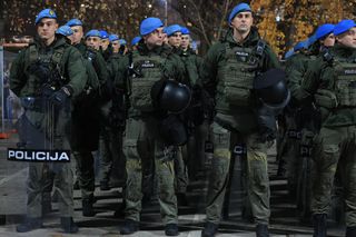 Măsuri de securitate nemaivăzute pentru Bosnia - România » Imaginile surprinse de reporterii GSP: soldații, instrucție în fața stadionului