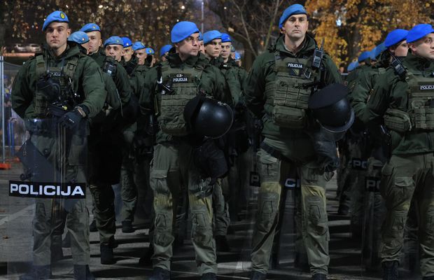 Măsuri de securitate nemaivăzute pentru Bosnia - România » Imaginile surprinse de reporterii GSP: soldații, instrucție în fața stadionului