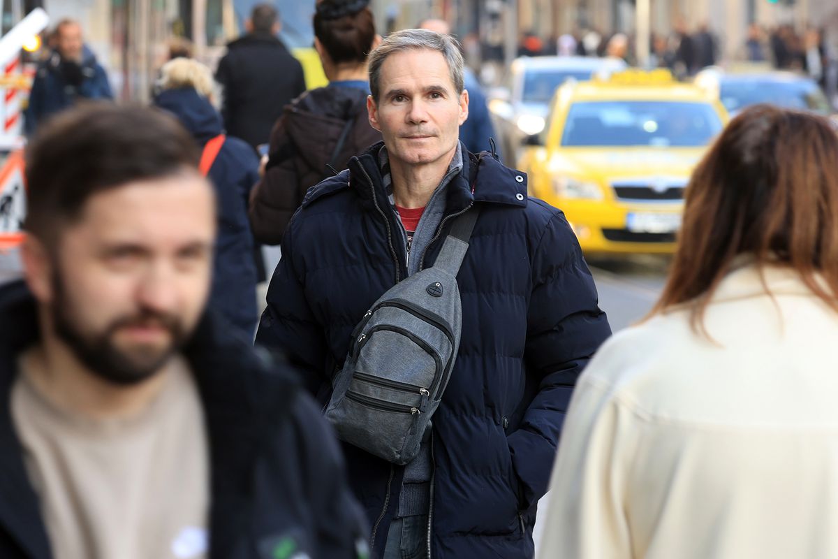 Românul care a ajuns o legendă în Sarajevo, după ce dormea în vestiarul teatrului din Cluj: „Aici plătesc doar 30 de euro chirie!”