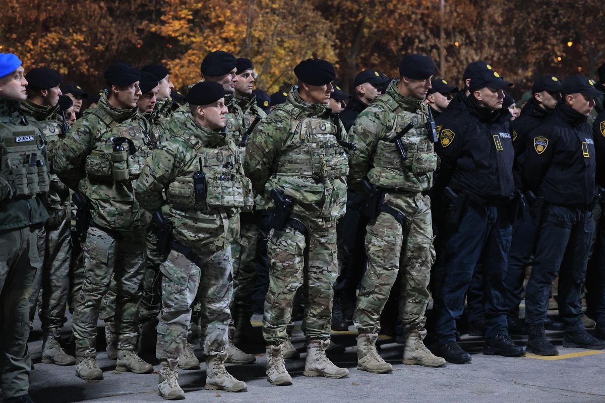 Măsuri de securitate nemaivăzute pentru Bosnia - România » Imaginile surprinse de reporterii GSP: soldații, instrucție în fața stadionului