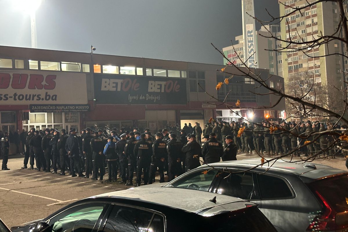 Măsuri de securitate nemaivăzute pentru Bosnia - România » Imaginile surprinse de reporterii GSP: soldații, instrucție în fața stadionului