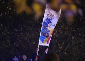 Imagini scandaloase la Zenica » Sub ochii Poliției, ultrașii bosniaci au afișat imagini cu români care cerșesc, vând fier sau fură