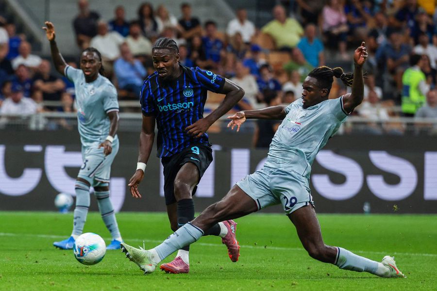 Francezul Oumar Solet (în duel cu Marcus Thuram) a fost urmărit și la meciul Inter - Udinese 1-2 / Foto: Imago Lista lui Cristi Chivu pentru transferul unui stoper