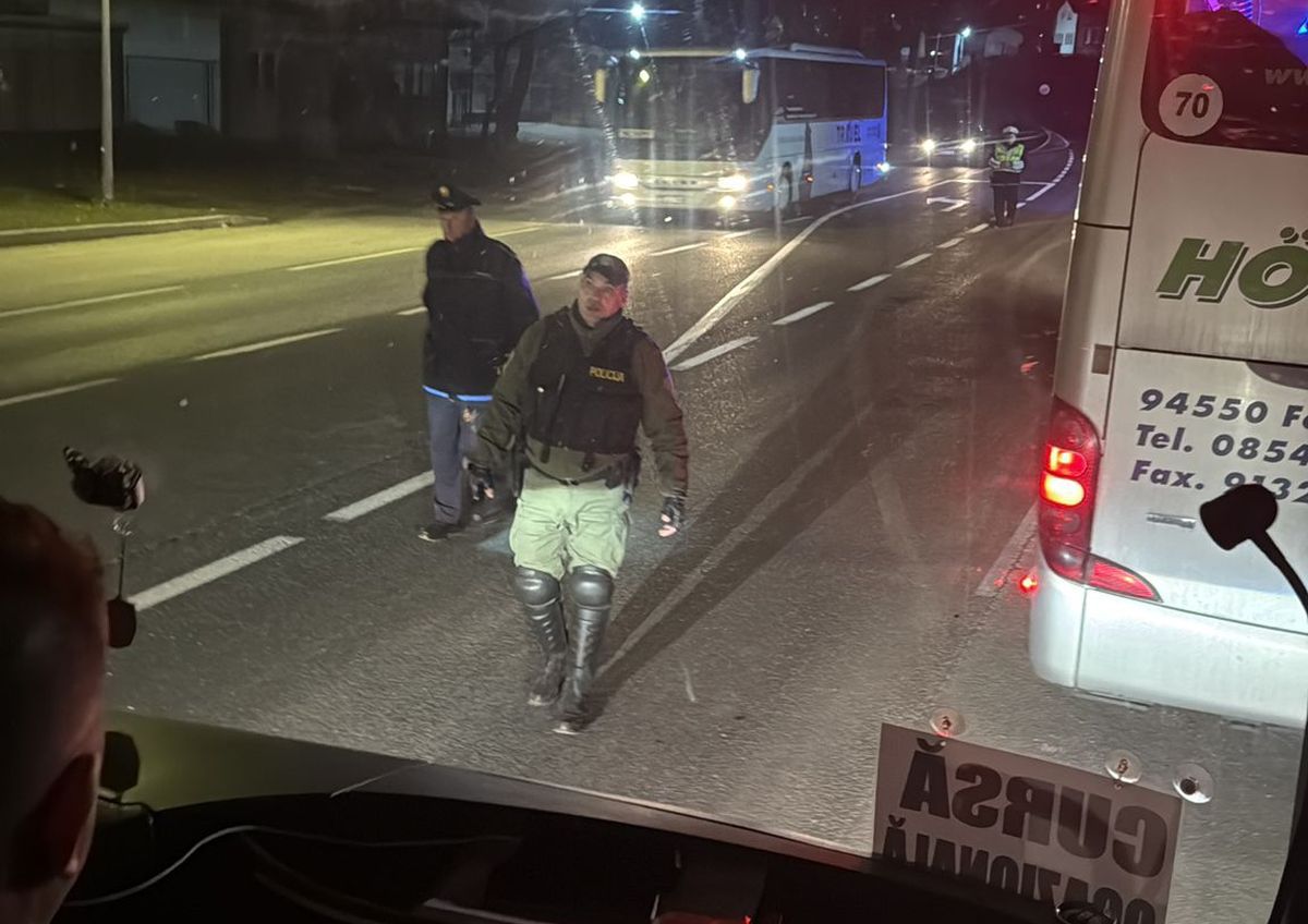 Peste 500 de fani români acuză că sunt BLOCAȚI de autoritățile din Bosnia: „Ne-au dat jos din autocare, nu ne-au lăsat la meci!”