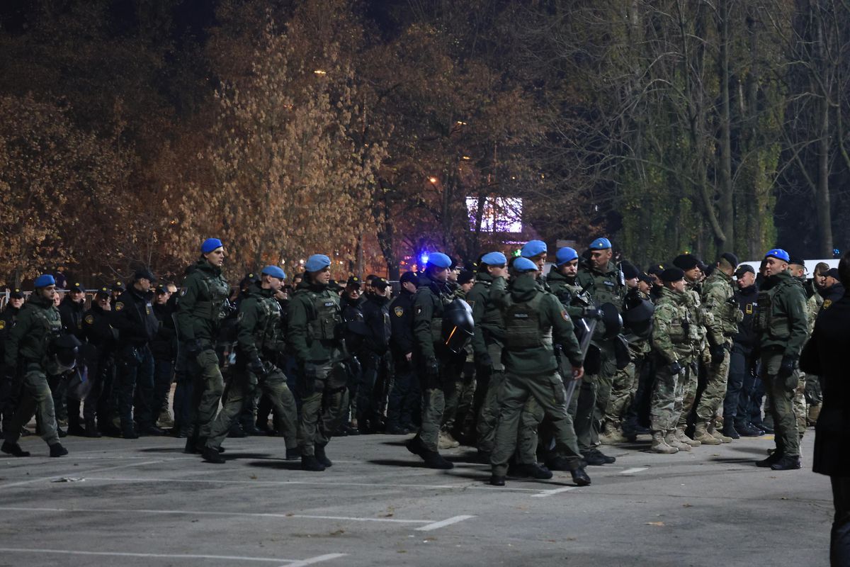 Măsuri de securitate nemaivăzute pentru Bosnia - România » Imaginile surprinse de reporterii GSP: soldații, instrucție în fața stadionului