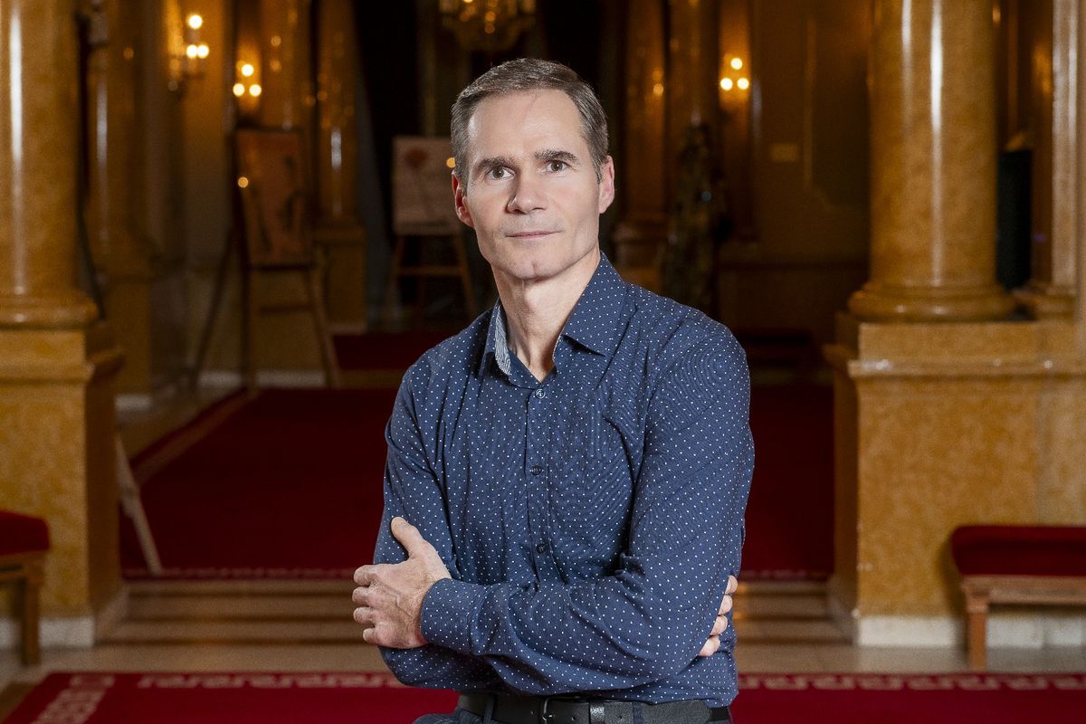 Românul care a ajuns o legendă în Sarajevo, după ce dormea în vestiarul teatrului din Cluj: „Aici plătesc doar 30 de euro chirie!”