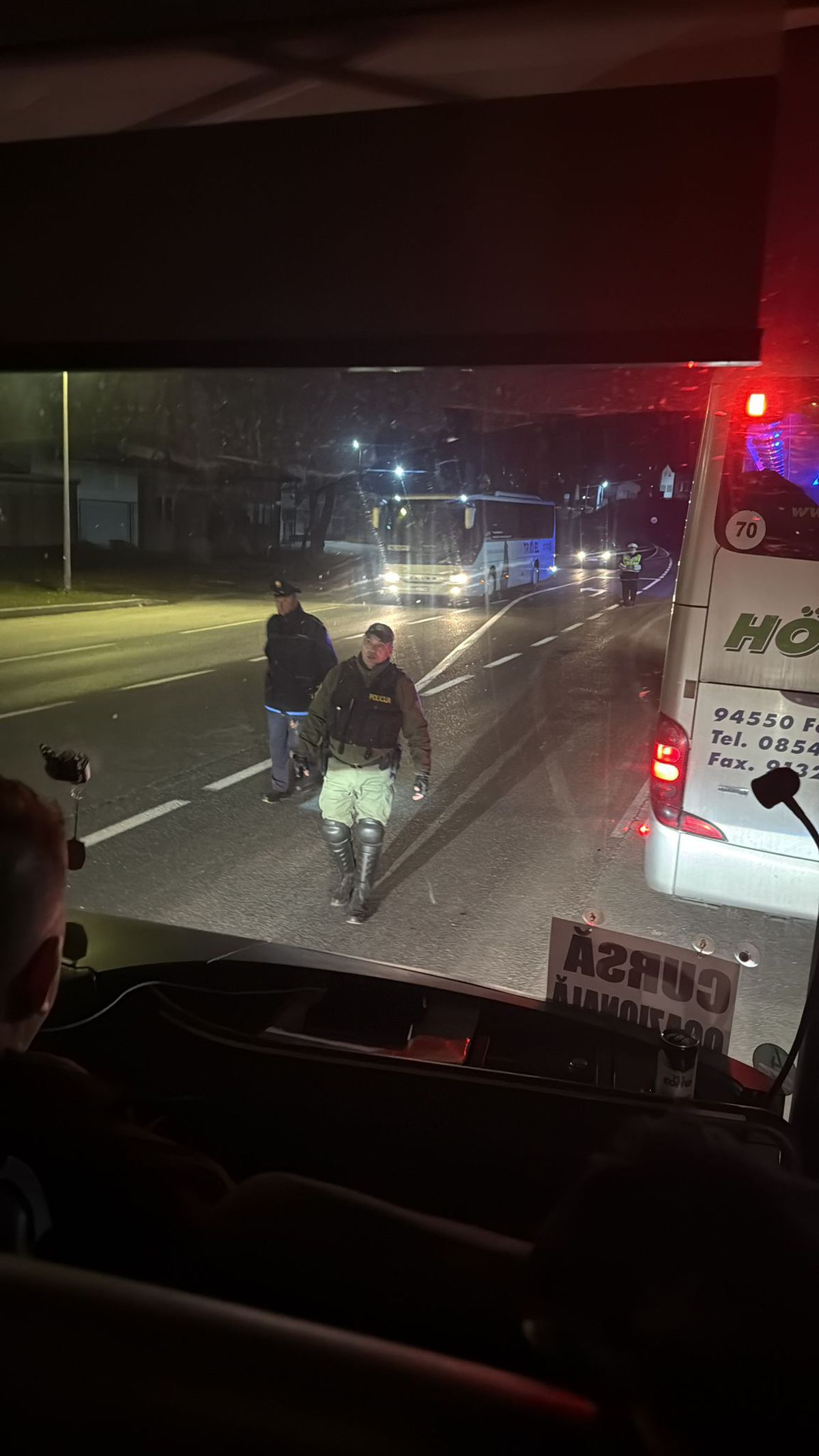 Peste 500 de fani români acuză că sunt BLOCAȚI de autoritățile din Bosnia: „Ne-au dat jos din autocare, nu ne-au lăsat la meci!”