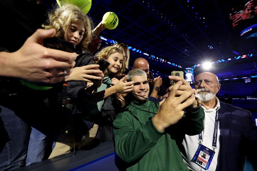 Carlos Alcaraz alături de fani FOTO Guliver/GettyImages Carlos Alcaraz, interviu spectaculos în El Pais: „Talentul ajută, dar munca este cea care contează mai mult”