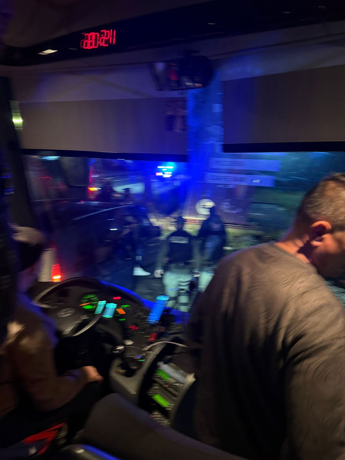 Peste 500 de fani români acuză că sunt BLOCAȚI de autoritățile din Bosnia: „Ne-au dat jos din autocare, nu ne-au lăsat la meci!”