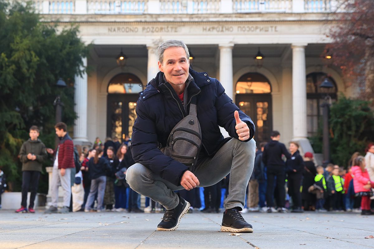 Românul care a ajuns o legendă în Sarajevo, după ce dormea în vestiarul teatrului din Cluj: „Aici plătesc doar 30 de euro chirie!”