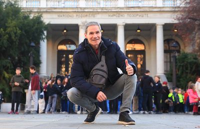 Românul care a ajuns o legendă în Sarajevo, după ce dormea în vestiarul teatrului din Cluj: „Aici plătesc doar 30 de euro chirie!”