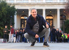 „Aici plătesc doar 30 de euro chirie!”. Cine e românul care a ajuns o legendă în Sarajevo, după ce dormea în vestiarul teatrului din Cluj