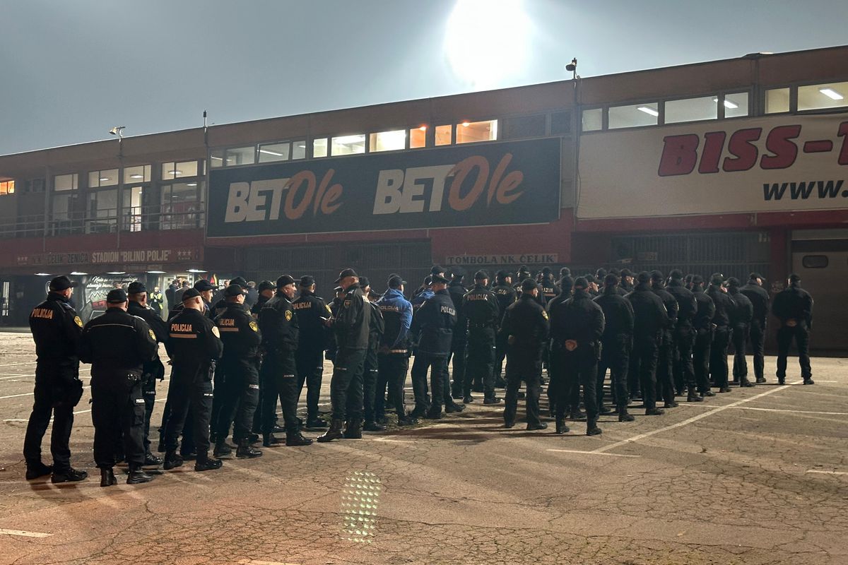 Măsuri de securitate nemaivăzute pentru Bosnia - România » Imaginile surprinse de reporterii GSP: soldații, instrucție în fața stadionului