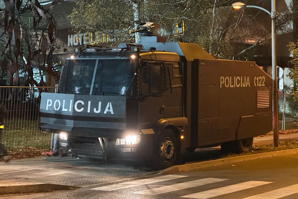 Măsuri de securitate nemaivăzute pentru Bosnia - România » Imaginile surprinse de reporterii GSP: soldații, instrucție în fața stadionului