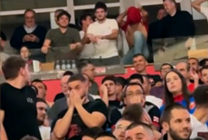 Momente rare cu Novak Djokovic în lojă » Aproape că își rupe tricoul de pe el pentru echipa de club