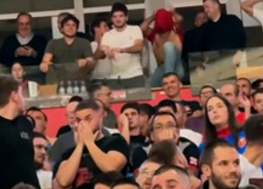 Momente rare cu Novak Djokovic în lojă » Aproape că își rupe tricoul de pe el pentru echipa de club