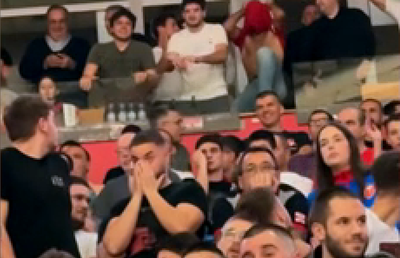 Momente rare cu Novak Djokovic în lojă » Aproape că își rupe tricoul de pe el pentru echipa de club