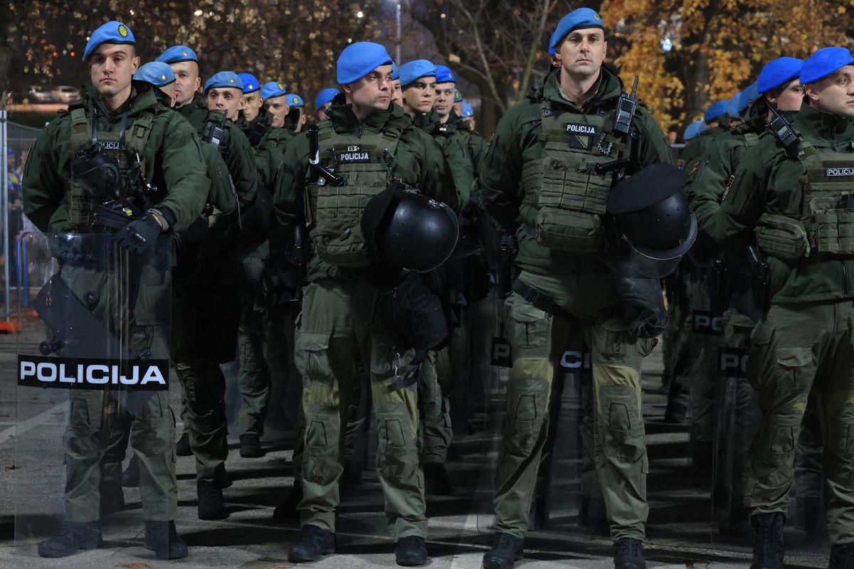 Măsuri de securitate nemaivăzute pentru Bosnia - România » Imaginile surprinse de reporterii GSP: soldații, instrucție în fața stadionului