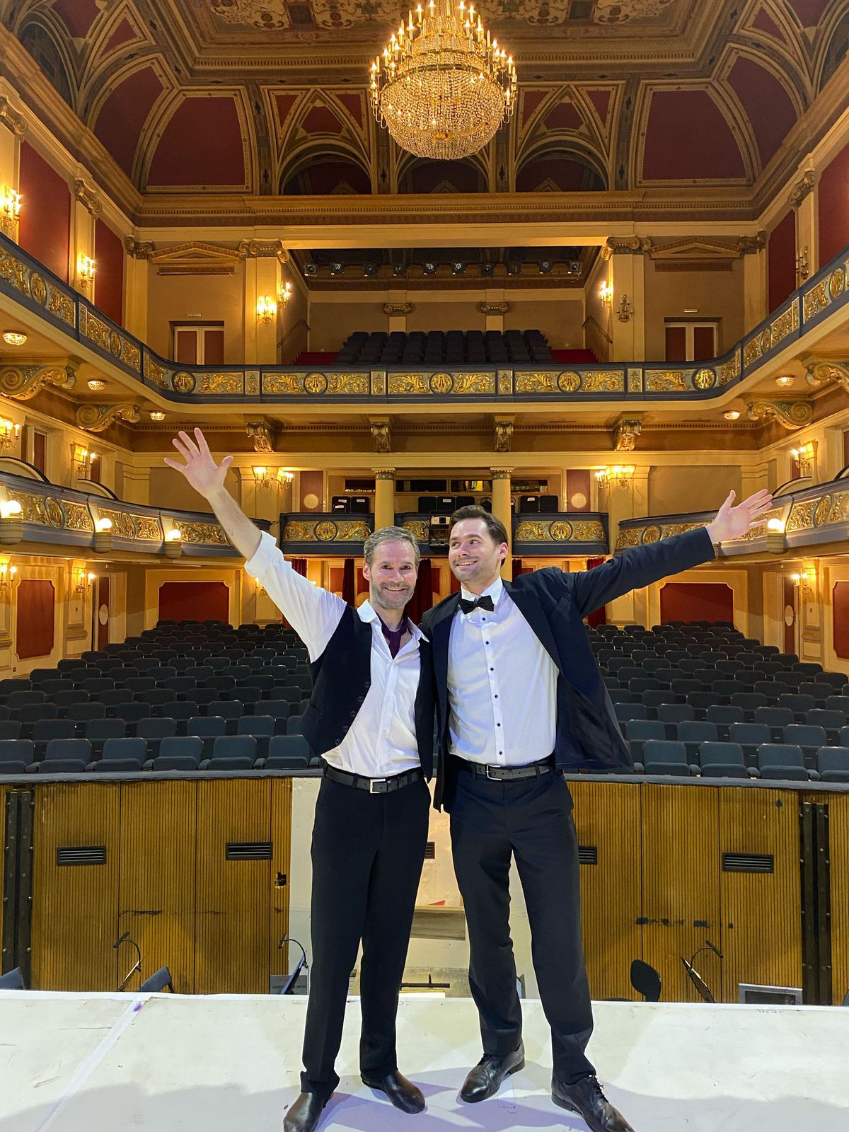 Românul care a ajuns o legendă în Sarajevo, după ce dormea în vestiarul teatrului din Cluj: „Aici plătesc doar 30 de euro chirie!”