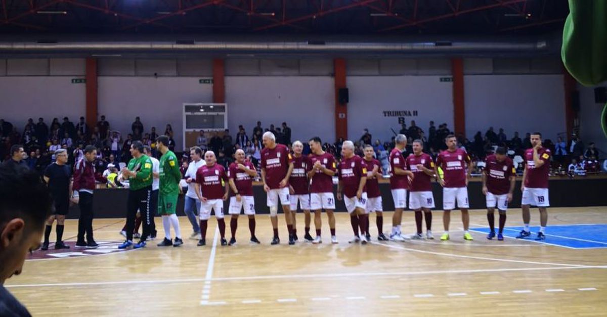 VIDEO + FOTO Sărbătoare în „Sala Rapid” » Spectacol total oferit de legendele giuleștenilor