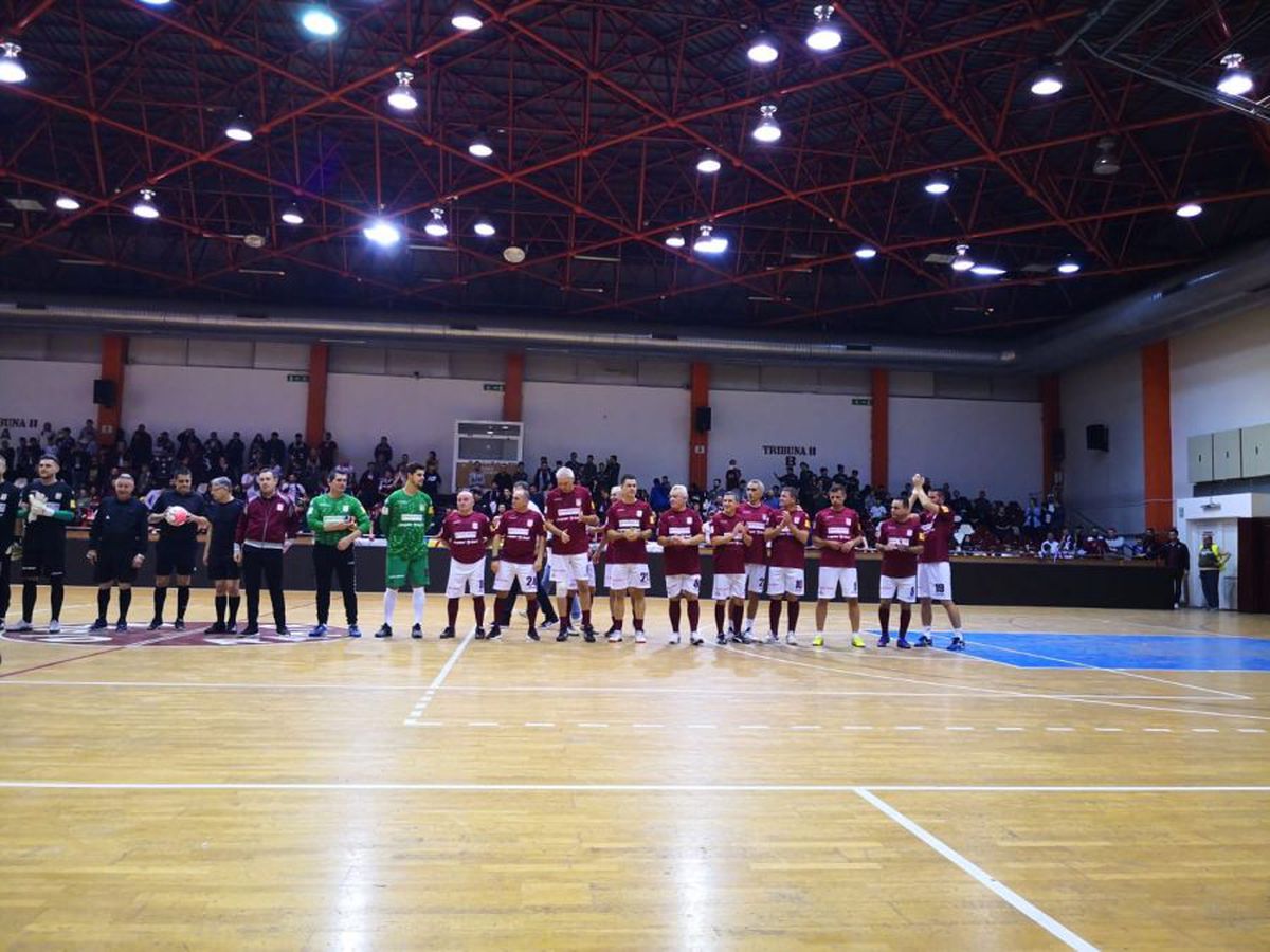 VIDEO + FOTO Sărbătoare în „Sala Rapid” » Spectacol total oferit de legendele giuleștenilor