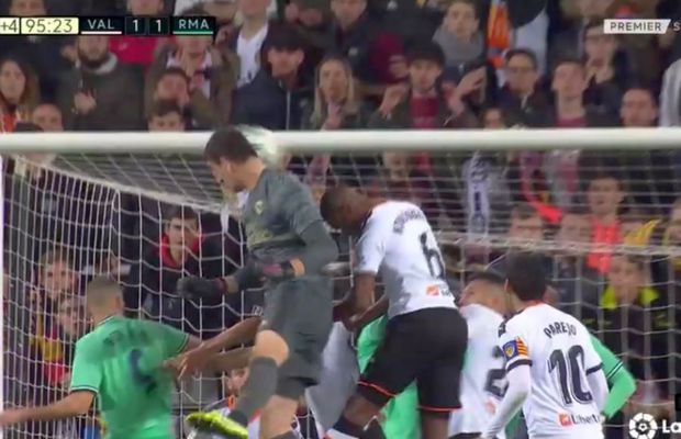 VALENCIA - REAL MADRID 1-1 // Nebunie pe „Mestalla”! Benzema a egalat în minutul 90+5, cu ajutorul lui Courtois, urcat și el la un corner