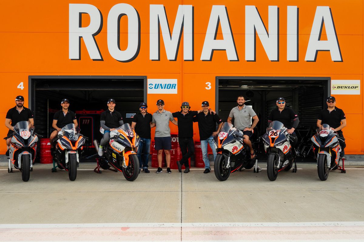 De vorbă cu echipa Racing Academy: Despre performanțele din anul 2020 și dispozitivele care îi ajută să țină pasul cu toate provocările