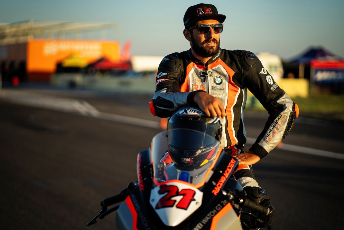 De vorbă cu echipa Racing Academy: Despre performanțele din anul 2020 și dispozitivele care îi ajută să țină pasul cu toate provocările