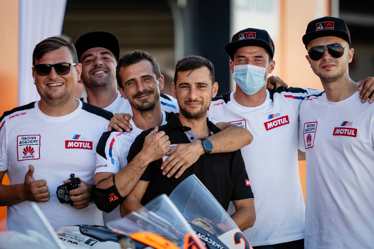 De vorbă cu echipa Racing Academy: Despre performanțele din anul 2020 și dispozitivele care îi ajută să țină pasul cu toate provocările