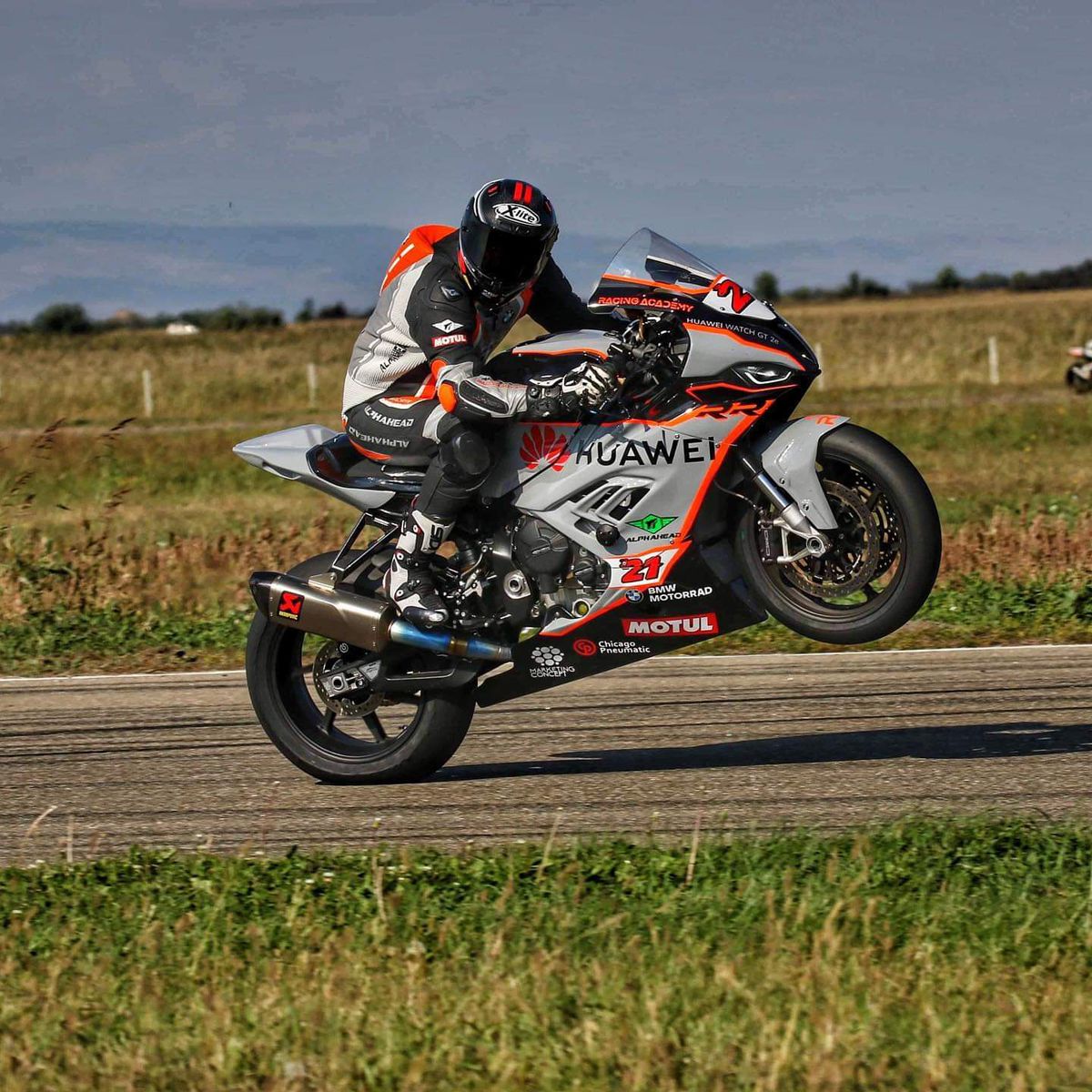 De vorbă cu echipa Racing Academy: Despre performanțele din anul 2020 și dispozitivele care îi ajută să țină pasul cu toate provocările