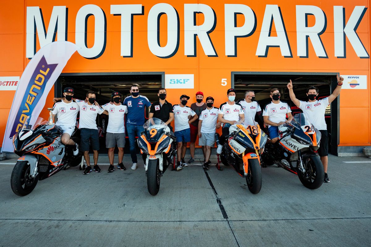 De vorbă cu echipa Racing Academy: Despre performanțele din anul 2020 și dispozitivele care îi ajută să țină pasul cu toate provocările