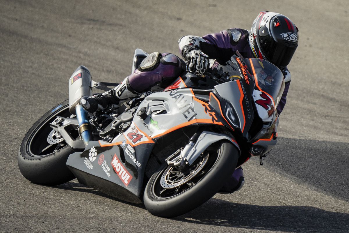 De vorbă cu echipa Racing Academy: Despre performanțele din anul 2020 și dispozitivele care îi ajută să țină pasul cu toate provocările