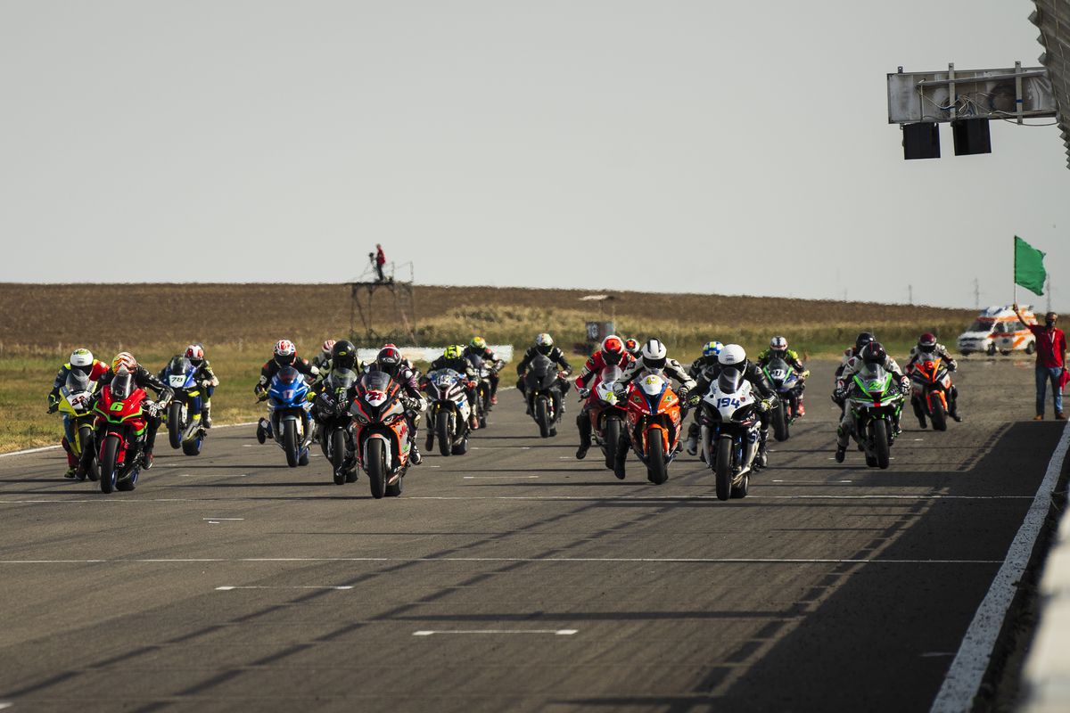 De vorbă cu echipa Racing Academy: Despre performanțele din anul 2020 și dispozitivele care îi ajută să țină pasul cu toate provocările