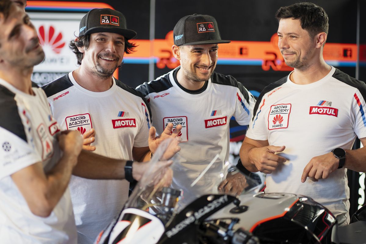 De vorbă cu echipa Racing Academy: Despre performanțele din anul 2020 și dispozitivele care îi ajută să țină pasul cu toate provocările