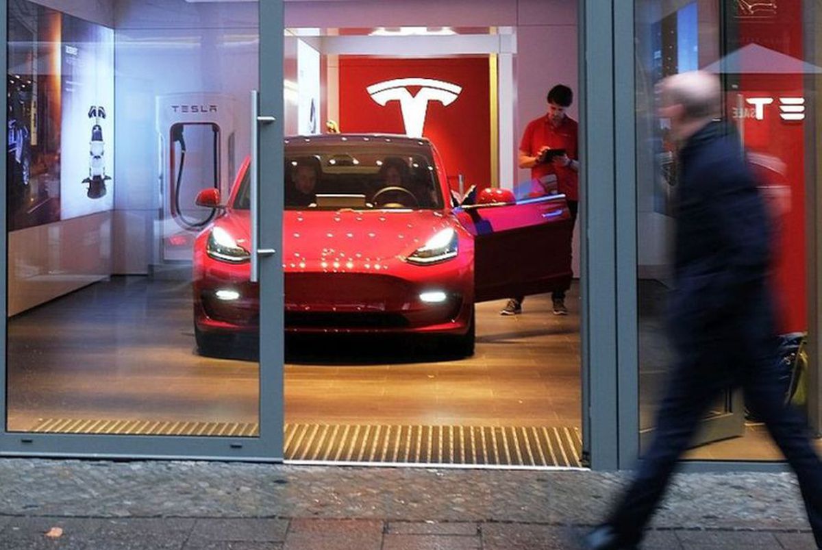 Tesla vine în România: va deschide un centru de vânzări și în București