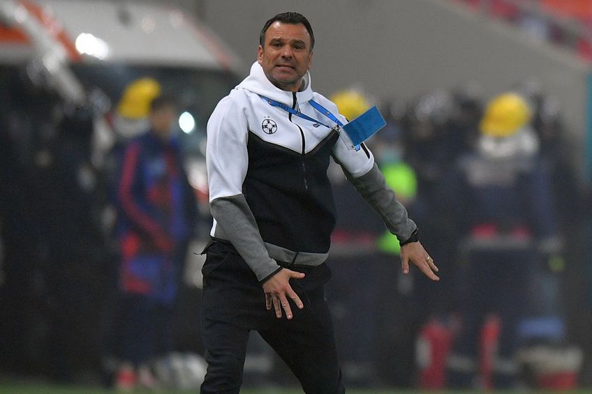 FCSB - Rapid 3-1. Toni Petrea, antrenorul roș-albaștrilor, a glumit la final pe seama schimbării lui Constantin Budescu de la pauză.