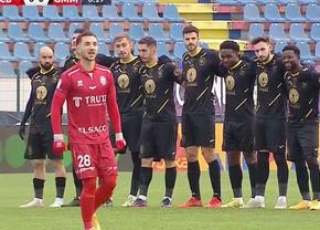 Protest în Liga 1! După fluierul de start, jucătorii au rămas nemișcați, la mijlocul terenului
