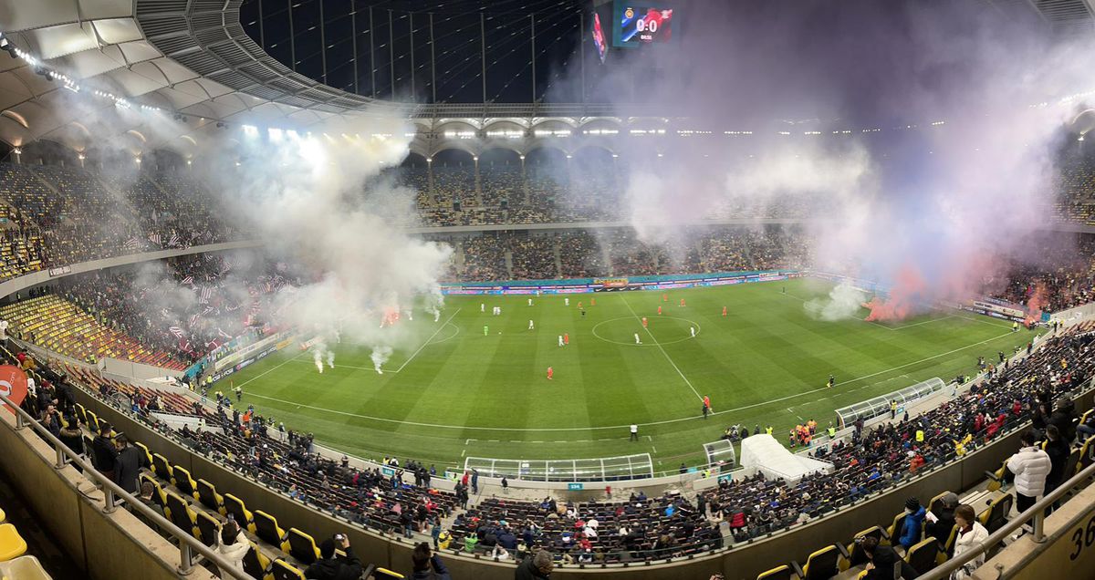 Torțe pe teren la FCSB - Rapid