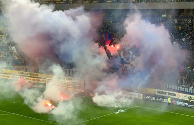FCSB - Rapid. Scandari rasiste pe Arena Națională + Ce nu s-a văzut la TV: rapidiștii au rupt cordonul de stewarzi pentru a se răfui cu rivalii