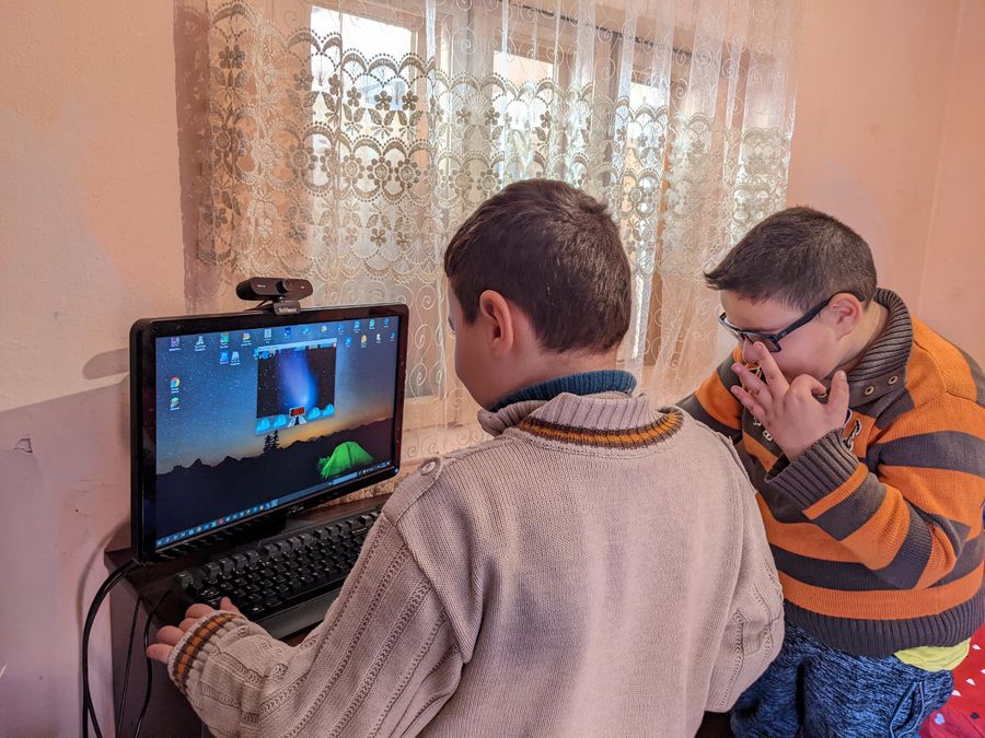 Sute de copii mai puțin norocoși primesc telefoane și tablete pentru a-și continua studiile