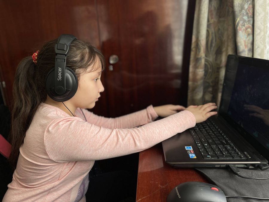 Sute de copii mai puțin norocoși primesc telefoane și tablete pentru a-și continua studiile