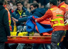 Moment cumplit în Europa League » Făcut KO de colegul din apărare, a fost scos pe targă