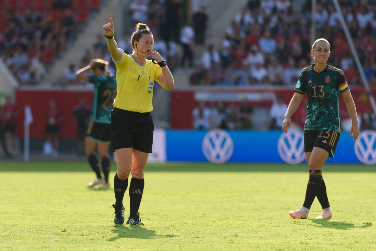 Moment istoric în Anglia! Rebecca Welch e prima femeie care a arbitrat un meci din Premier League