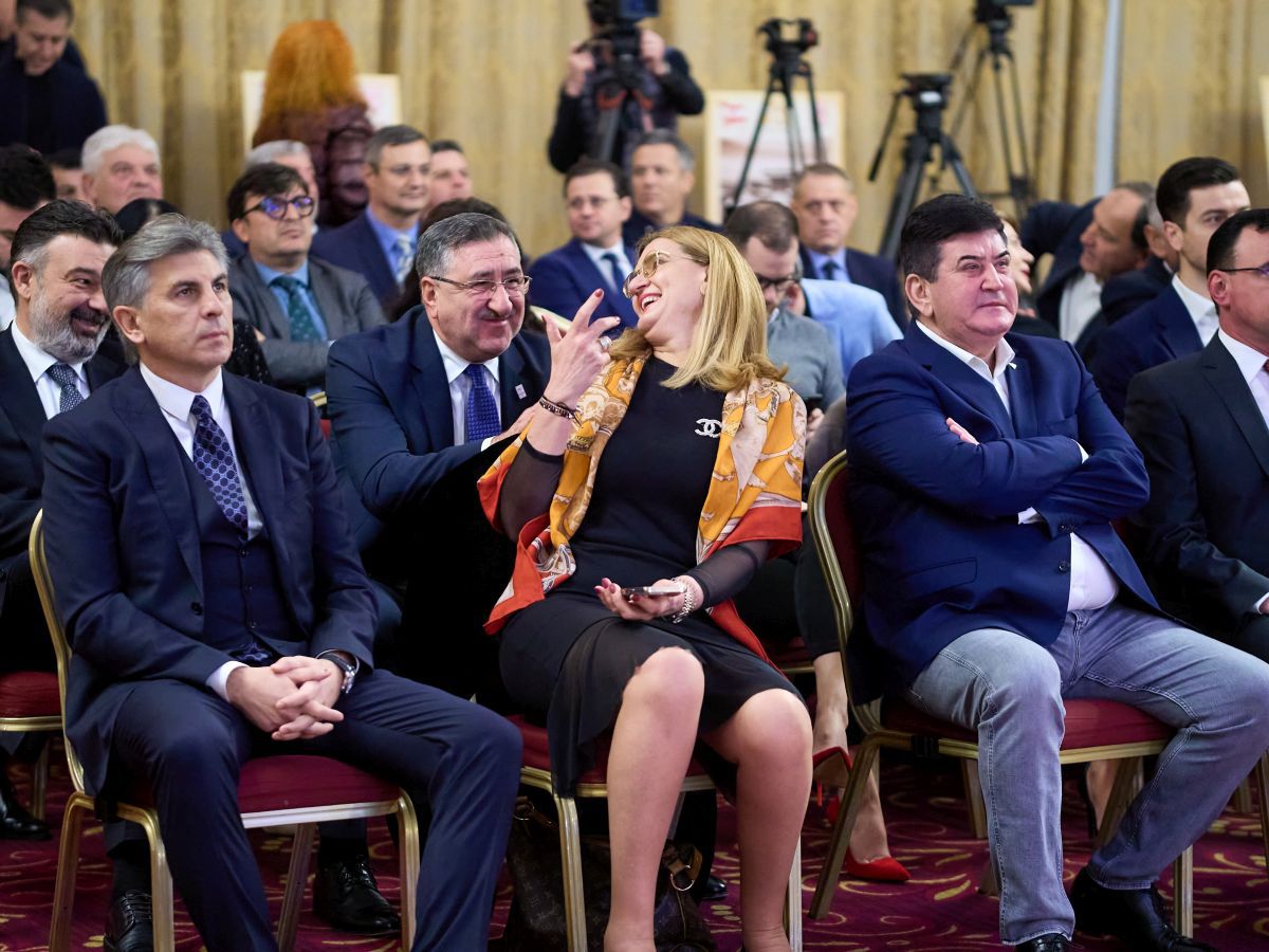 Imagini incredibile! David Popovici și ceilalți performeri de la CS Dinamo, trecuți în planul doi » Cum a apărut Gabi Oprea, fostul șef al MAI, la „Gala Sportului Dinamovist”