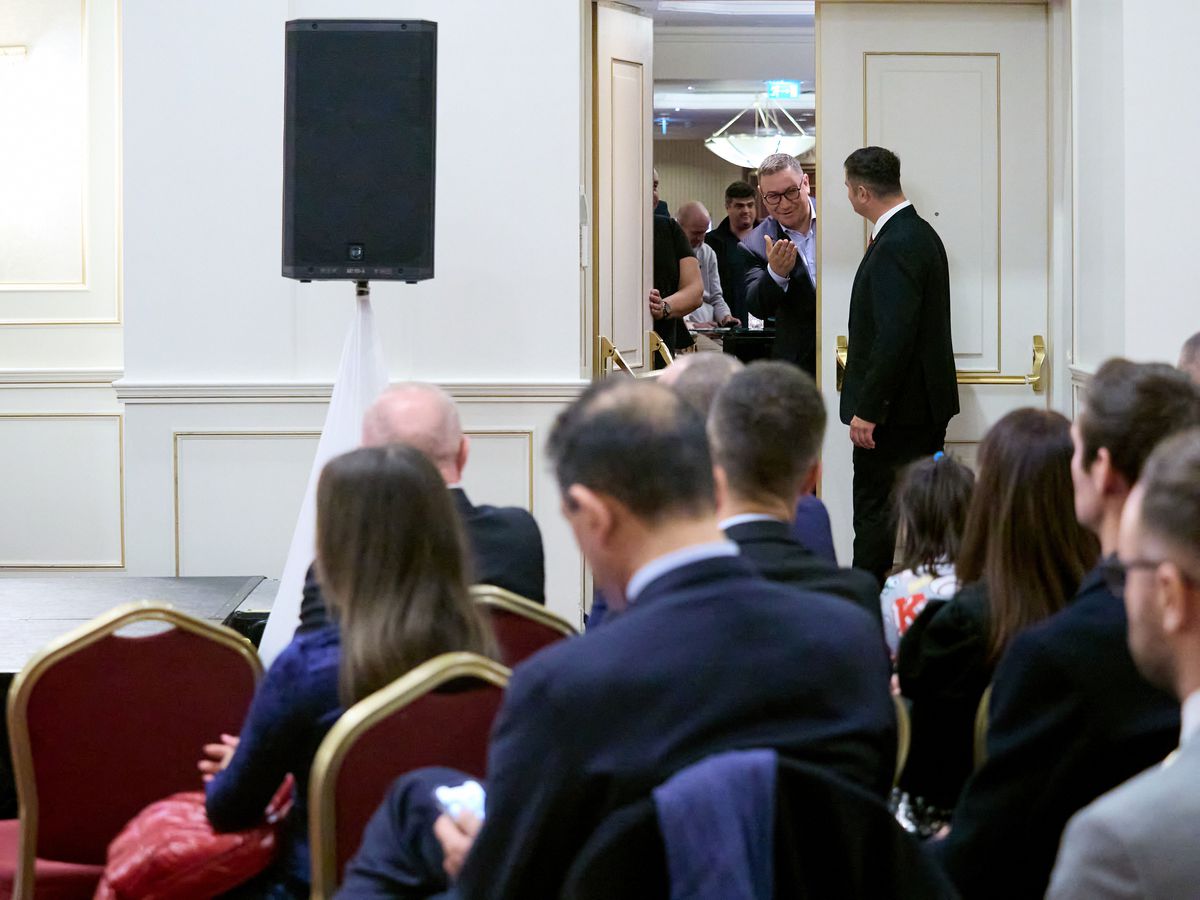 Imagini incredibile! David Popovici și ceilalți performeri de la CS Dinamo, trecuți în planul doi » Cum a apărut Gabi Oprea, fostul șef al MAI, la „Gala Sportului Dinamovist”