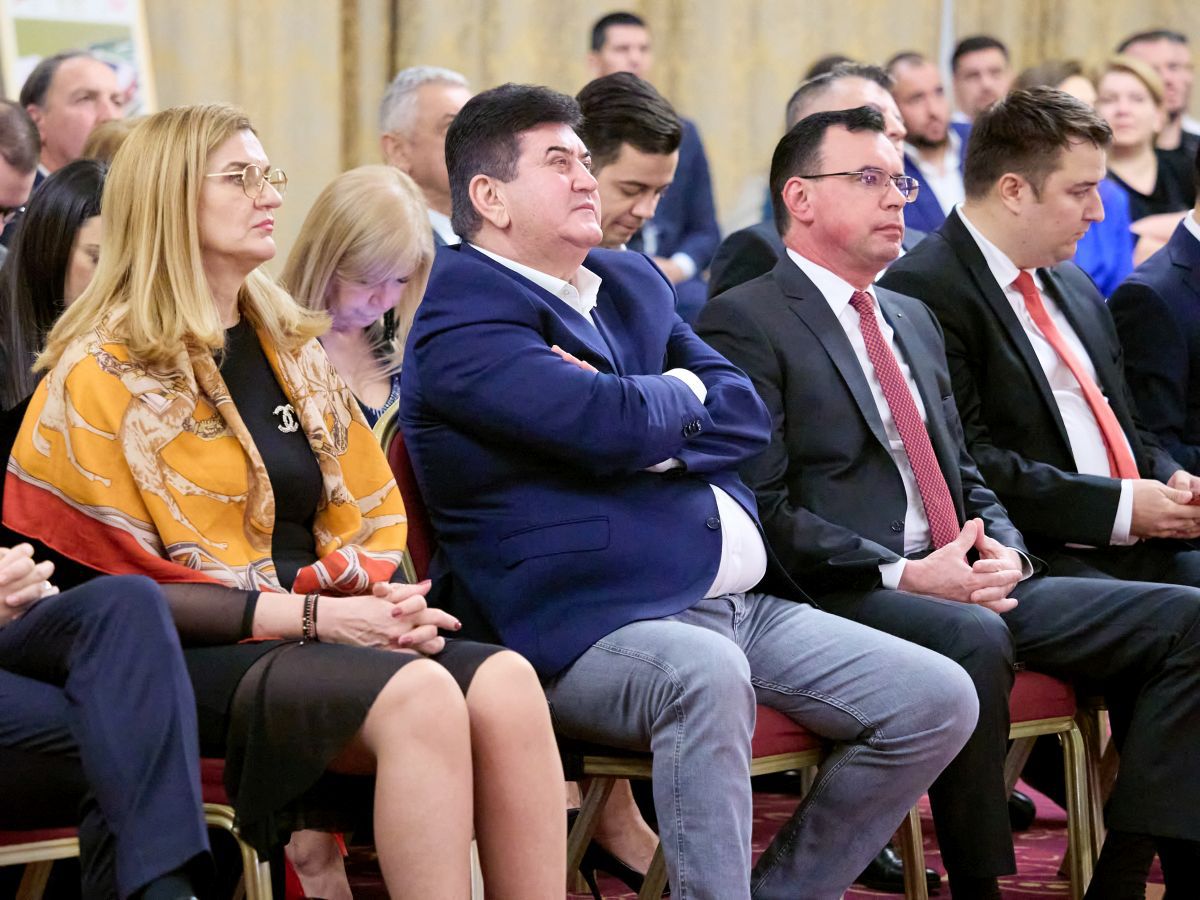 Imagini incredibile! David Popovici și ceilalți performeri de la CS Dinamo, trecuți în planul doi » Cum a apărut Gabi Oprea, fostul șef al MAI, la „Gala Sportului Dinamovist”