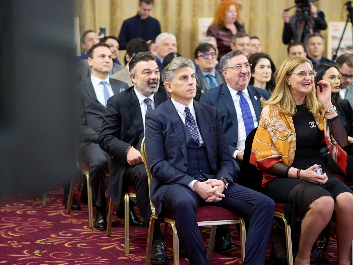 Imagini incredibile! David Popovici și ceilalți performeri de la CS Dinamo, trecuți în planul doi » Cum a apărut Gabi Oprea, fostul șef al MAI, la „Gala Sportului Dinamovist”