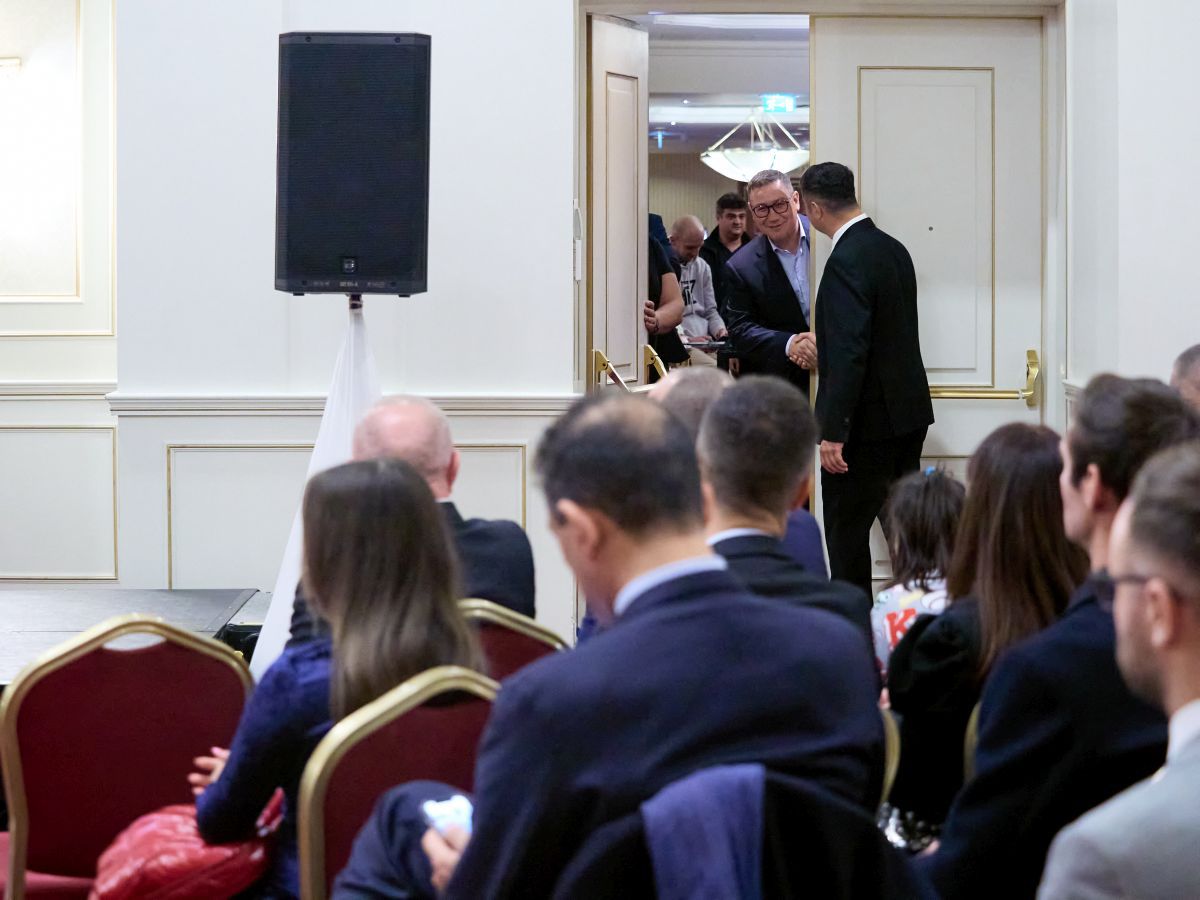 Imagini incredibile! David Popovici și ceilalți performeri de la CS Dinamo, trecuți în planul doi » Cum a apărut Gabi Oprea, fostul șef al MAI, la „Gala Sportului Dinamovist”