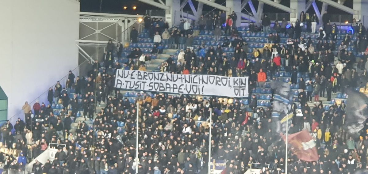 Ultrașii Petrolului, derapaje în meciul cu Rapid » Bannere rasiste afișate în peluză: „Nu mai vindeți flori și fier, v-ați mutat pe mobilier”